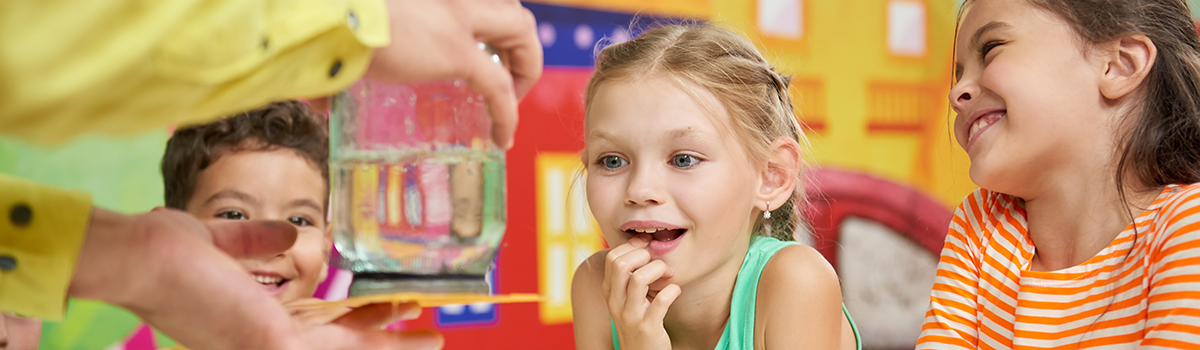 Dag van de wetenschap: 10 toffe proefjes en experimentjes die je moét uitproberen in de klas
