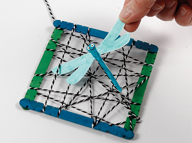 Knutselidee / Knutseltip: hangende decoratie met zomers figuurtje
