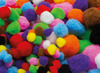Pompons - gekleurd - 1,2 tot 3,5 cm diameter - decoratie - set van 300 assorti