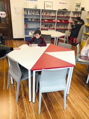TABLE TRIANGULAIRE 80 X 80 X 80 CM