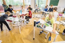 Tafel - Driehoek - 113 cm x 80 cm x 52 cm - onderstel ral 1018 (geel) - blad beuk - per stuk