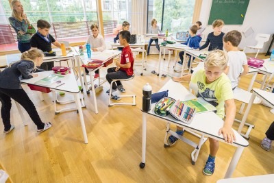 Tafel - Driehoek - 113 cm x 80 cm x 52 cm - onderstel ral 1018 (geel) - blad beuk - per stuk