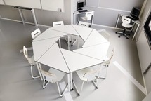 Tafel - Driehoek - 113 cm x 80 cm x 52 cm - onderstel ral 1018 (geel) - blad beuk - per stuk