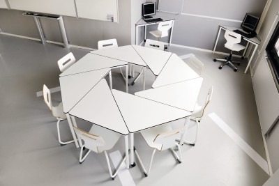 Tafel - Driehoek - 113 cm x 80 cm x 52 cm - onderstel ral 1018 (geel) - blad beuk - per stuk