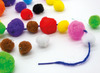 Pompons - rijgpompons - kraalpompons - gekleurd - 1,5 cm tot 4 cm diameter - decoratie - set van 100 assorti