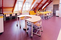 Tafel - Instructietafel - Hoefijzer - Metalen Poten - 76 cm - onderstel ral 7037 (donkergrijs) - blad beuk - per stuk