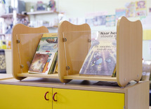 BOEKENSTAND MET 2 VAKKEN